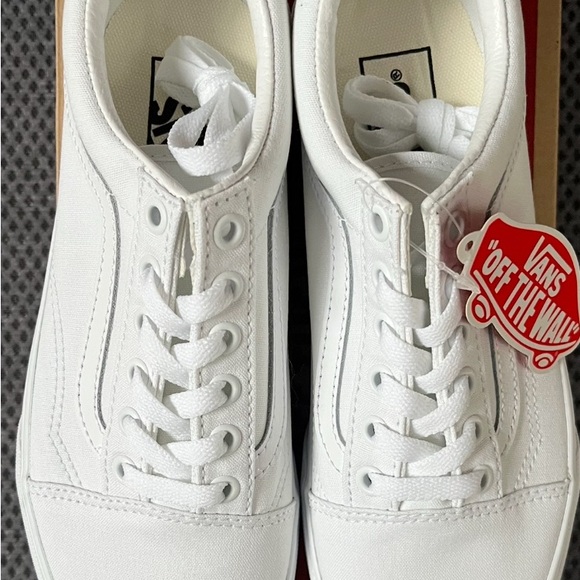 New in Box Women’s Vans White Canvas Sneakers with Rubber Soles size 7.5 - Picture 2 of 5